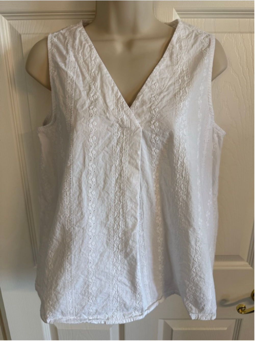 Time and Tru white woven tank top blouse delicate eyelet detailing size Small